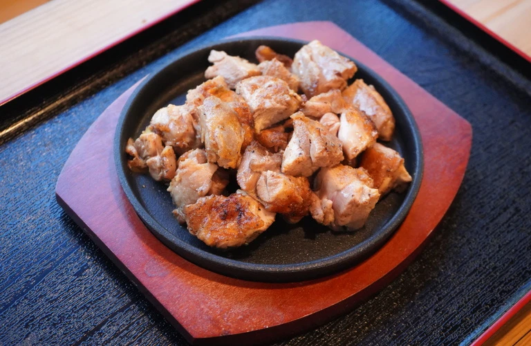 国産地鶏の美味しさ | 通販の炭火焼きなら英彦岳食堂